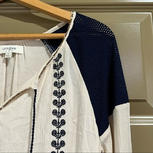 Umgee peasant style Boho tunic blouse white w/ blue embroidery Size S - Picture 3 of 9